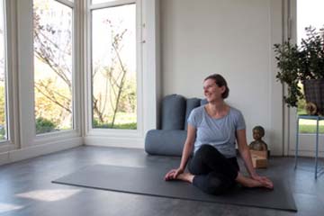 Diana Lukschanderl-Girnus auf ihrer Yogamatte